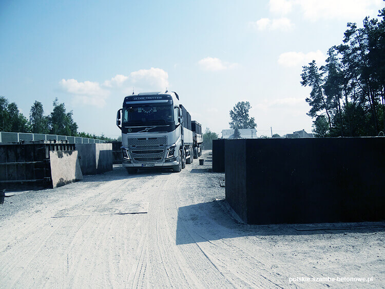 Transport szamb betonowych  w Przedeszczu